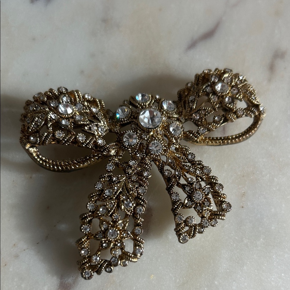 Vintage Elegant Gold Bow Brooch with Crystals collector item - Picture 1 of 8